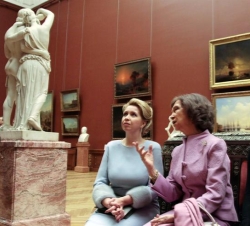 Doña Sofía y Svetlana Medvédeva, en el Museo Ruso