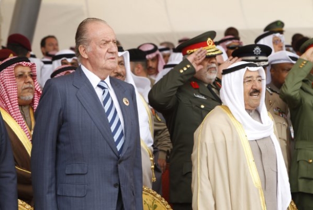 Don Juan Carlos, junto al Emir de Kuwait, durante el desfile