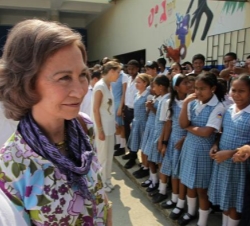 Doña Sofía durante su visita al Colegio Jesús  Maestro