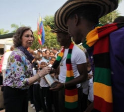 Su Majestad saluda a ciudadanos de Cartagena, tras conocer en la AECID el proyecto'Negro tenía que sé'