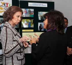 Su Majestad atiende las indicaciones de la directora de la Fundación Tierra Nueva, Margarita Carranza