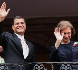 Su Majestad la Reina junto al Presidente de Ecuador, Rafael Correa, saludan desde el balcón del Palacio de Gobierno en Quito
