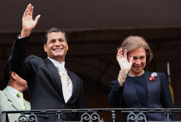 Su Majestad la Reina junto al Presidente de Ecuador, Rafael Correa, saludan desde el balcón del Palacio de Gobierno en Quito