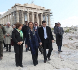 Su Majestad la Reina tras visitar lasúltimas restauraciones del Partenón