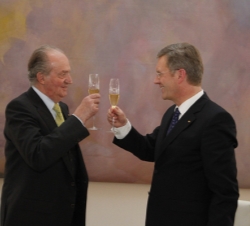 Don Juan Carlos brinda con el Sr. Christian Wulff
