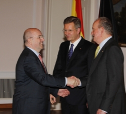 Don Juan Carlos es saludado por el Vicepresidente de la Comisión Europea y Comisario Europeo de la Competencia, Joaquín Almunia