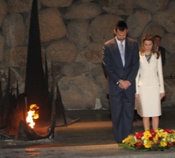 Los Príncipes de Asturias ante el Monumento a las Víctimas en memoria de los mártires del Holocausto