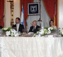 Vista de la mesa presidencial en la cena ofrecida por el Presidente del Estado de Israel en honor de Sus Altezas Reales