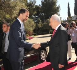 Su Alteza Real el Príncipe de Asturias saluda al Presidente Simón Peres