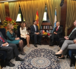 Los Príncipes, la ministra de Asuntos Exteriores y de Cooperación y el Presidente Simón Peres durante la reunión en la sede del Jefe de Estado israelí