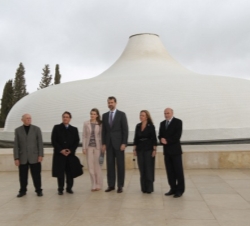 Los Príncipes de Asturias a su llegada al Museo de Israel
