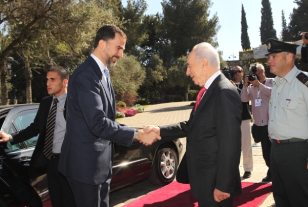 Su Alteza Real el Príncipe de Asturias saluda al Presidente Simón Peres
