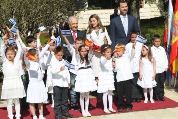 Don Felipe y Doña Letizia, junto al Presidente de Israel durante el recibimiento oficial