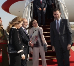 Don Felipe y Doña Letizia son recibidos por el Príncipe Talal Bin Mohamed y la Princesa Ghida Talal