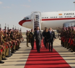 El Príncipe de Asturias, y el Príncipe Talal Bin Mohamed pasan revista a las tropas a su llegada a Jordania