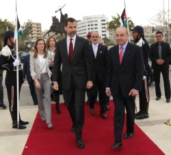Los Príncipes de Asturias, a su llegada al Parlamento de Jordania