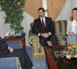 Los Príncipes, durante la reunión con el Presidente del Parlamento de Jordania, Taher Masri