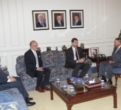 Su Alteza Real el Príncipe de Asturias, durante la reunión con el Primer Ministro, Marouf Bakhit
