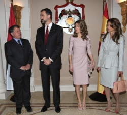 Sus Altezas Reales los Príncipes de Asturias, junto a los Reyes de Jordania, momentos antes del almuerzo