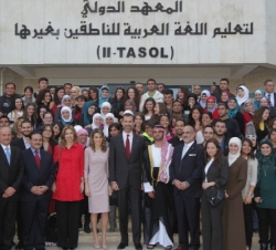Fotografía de grupo con los profesores y estudiantes de español de la Universidad de Jordania