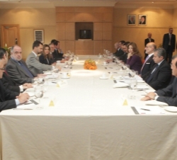 Vista general del desayuno de trabajo con personalidades jordanas del sector económico y comercial