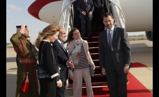 Don Felipe y Doña Letizia son recibidos por el Príncipe Talal Bin Mohamed y la Princesa Ghida Talal