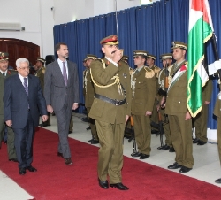 Su Alteza Real el Príncipe de Asturias junto a Mahmud Abbas, pasa revista a las tropas