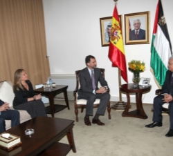 Don Felipe acompañado por la ministra de Asuntos exteriores y de Cooperación durante el encuentro con el Presidente de la Autoridad Nacional Palestina