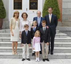 Sus Majestades junto a la familia Urdangarin y de Borbón