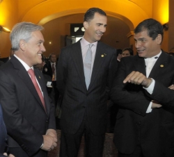 El Príncipe conversa con los Presidentes de Chile y Ecuador al finalizar la ceremonia de toma de posesión de Ollanta Humala, celebrada en el Congreso 