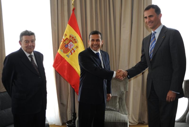 Saludo entre Don Felipe y el Presidente electo, Ollanta Humala, en presencia del futuro canciller peruano, Rafael Roncagliolo