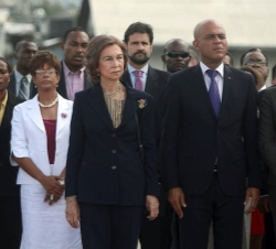 Su Majestad la Reina junto al Presidente de Haití y su esposa, a su llegada al país