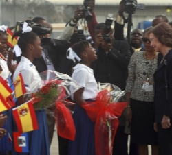 Doña Sofía es saludada por un grupo de niños a su llegada a Puerto Príncipe