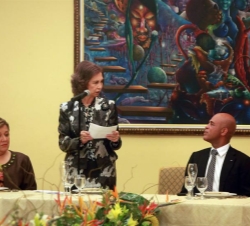 Doña Sofía durante su intervención en la cena ofrecida por el Presidente haitiano