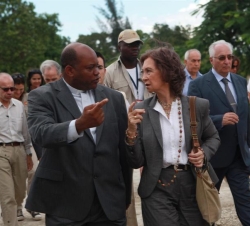 La Reina a su llegada para visitar el proyecto de construcción de la escuela en Gressier (Haití)