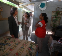 Doña Sofía durante la visita al proyecto de construcción de viviendas en Léogâne