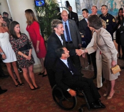 Su Majestad la Reina saluda a los invitados en la recepción a la colectividad española en Miami