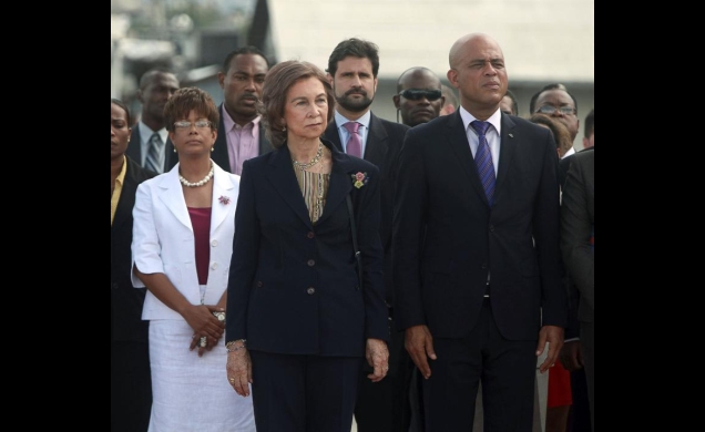 Su Majestad la Reina junto al Presidente de Haití y su esposa, a su llegada al país