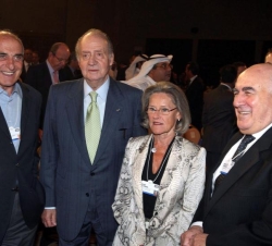 Don Juan Carlos acompañado del empresario palestino, Munib Al Masri, la presidenta de la Fundación Schwab, Hilde Schwab, y el director del National Ba