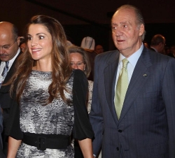 Don Juan Carlos y la Reina Rania de Jordania durante la ceremonia de inauguración