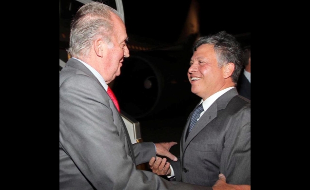 Don Juan Carlos es recibido por Su Majestad el Rey Abdullah II de Jordania a su llegada a Amman