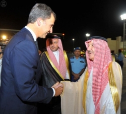 Don Felipe saluda a su llegada a Riad, al Gobernador de la Región de Riad, Príncipe Salman bin Abdulaziz Al-Saud