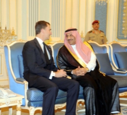Su Alteza Real conversando con el viceministro de Defensa y Aviación saudí