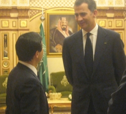 El Príncipe de Asturias conversa con Naruhito, Príncipe Heredero de Japón durante la presentación de condolencias