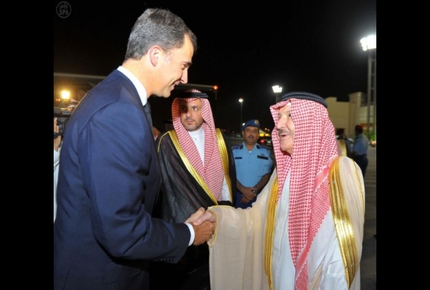 Don Felipe saluda a su llegada a Riad, al Gobernador de la Región de Riad, Príncipe Salman bin Abdulaziz Al-Saud
