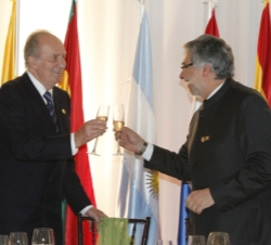 Su Majestad el Rey brinda con el Presidente de la República del Paraguay, Fernando Lugo Méndez