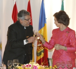 Su Majestad el Reina brinda con el Presidente de la República del Paraguay, Fernando Lugo Méndez