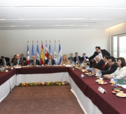 Vista general de la mesa del desayuno de trabajo de Su Majestad el Rey con el Presidente del Gobierno, los Presidentes de los países Centroamericanos,