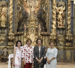 La Reina acompañada por las Primeras Damas de Paraguay, Pananá y Portugal en el altar de la iglesia de Yaguarón