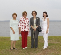 Fotografía de grupo frente al lago Ypacarai